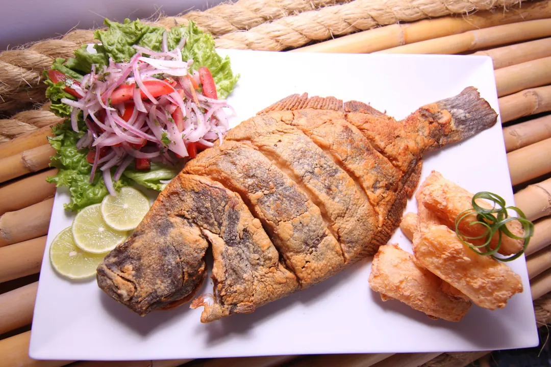Pescado frito con sarsa criolla